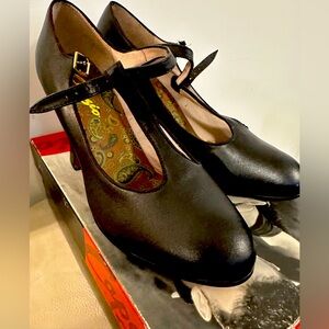 CAPEZIO STAGE T STRAP 9.5 M NEW/W BLACK